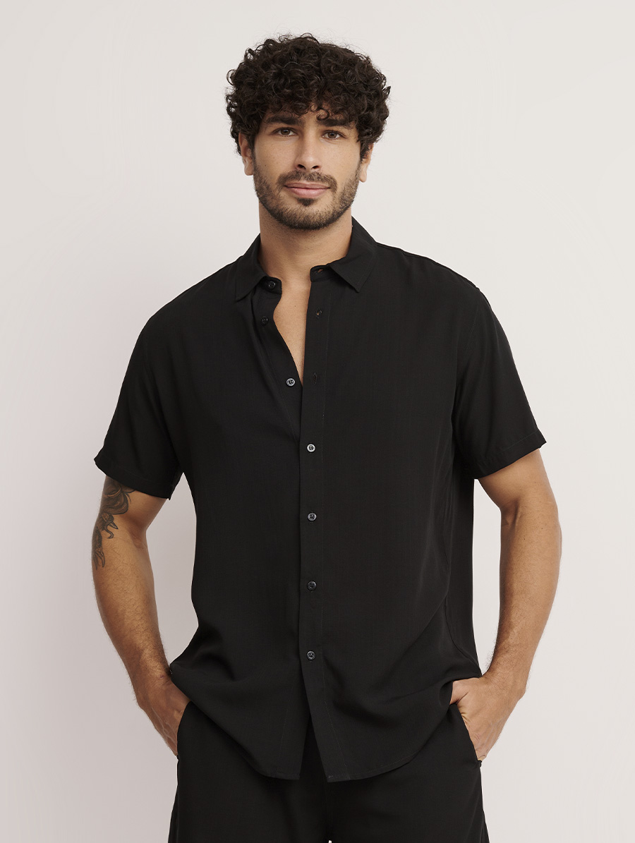 Camisa masculina preta da Linha Man com botões frontais em tecido leve.