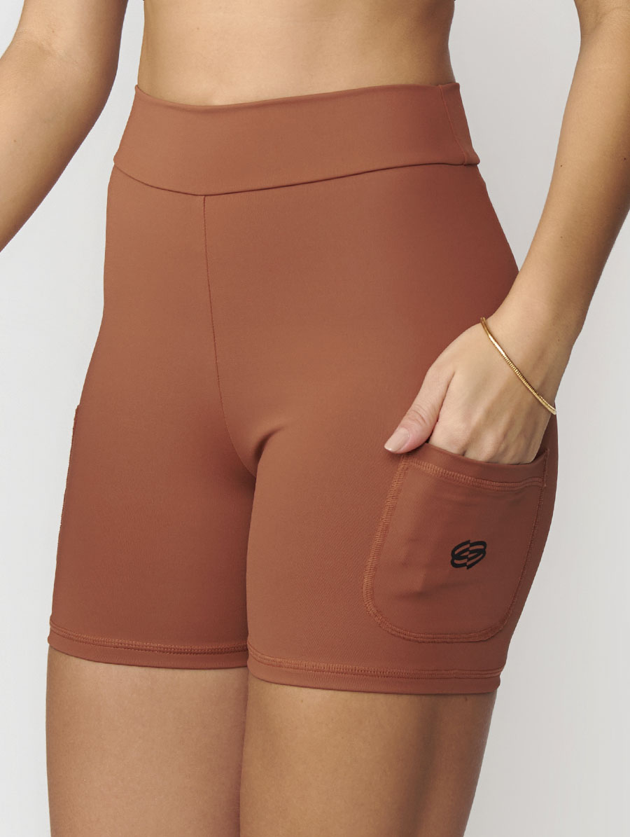 Short fitness terracota com bolsos laterais e cós alto em malha toque gelado média compressão UV50+ Belles